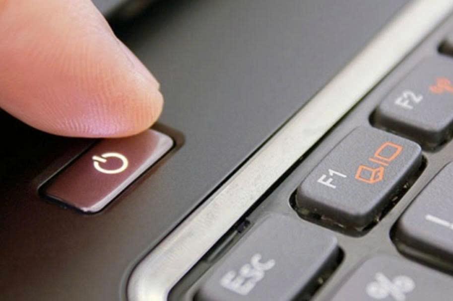 Hướng dẫn 6 cách tắt nguồn laptop khi bị đơ nhanh chóng và an toàn